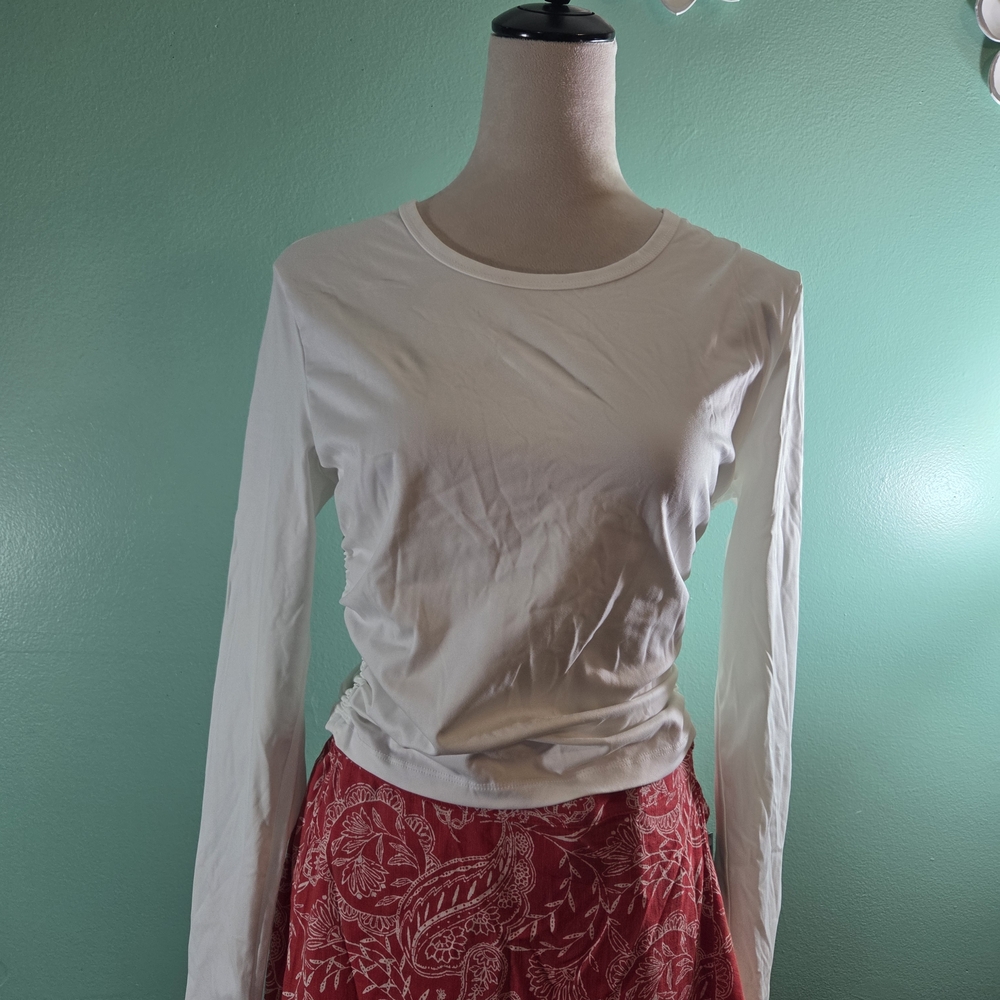 Forever 21 White Long Sleeve Tee Size 0X  It is roughly equivalent to a size XL